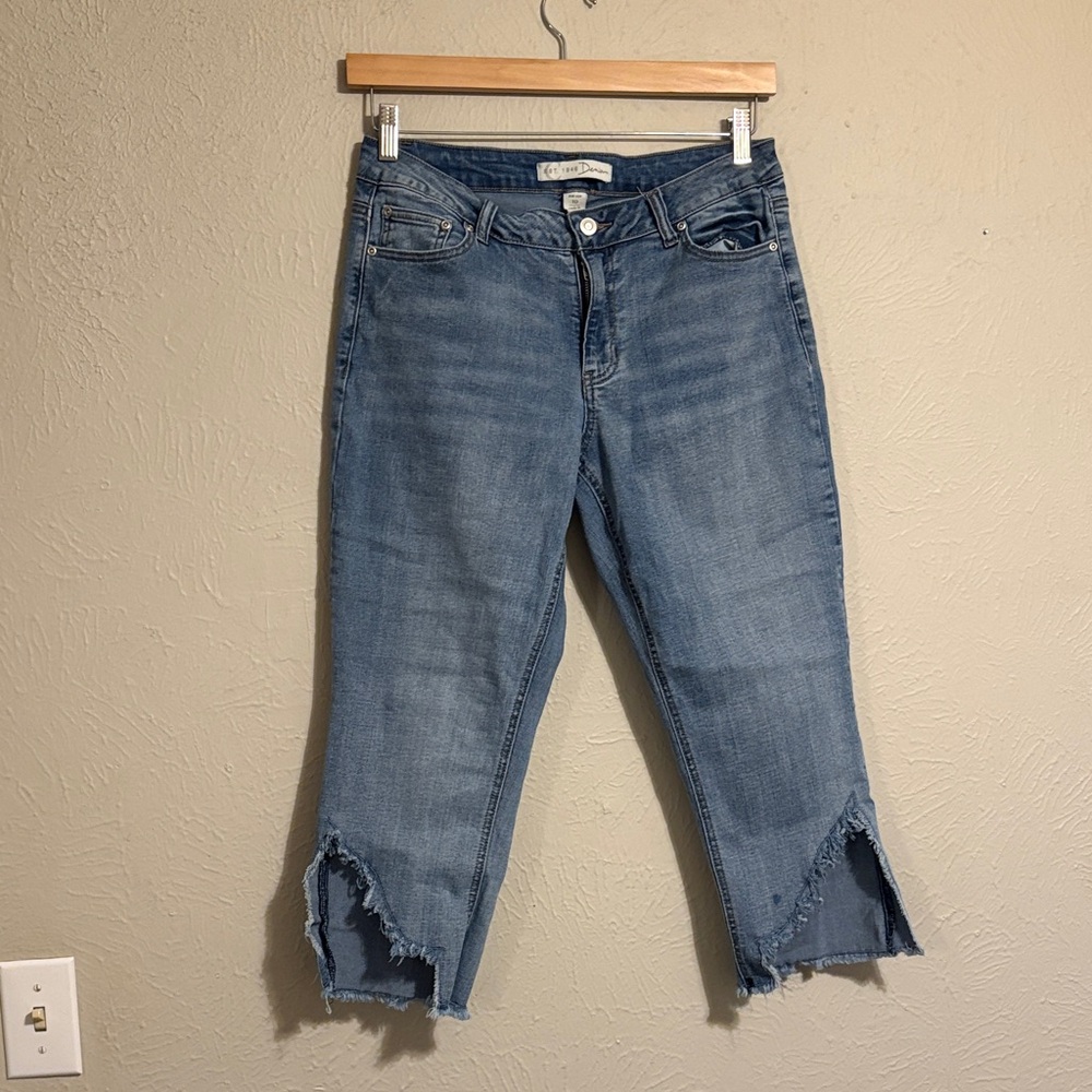 Distressed Light Blue Cropped Jeans